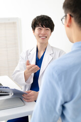 Fototapeta premium 診察をする医師