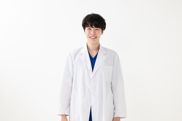 白衣を着た笑顔の男性