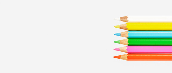 カラフルな色鉛筆