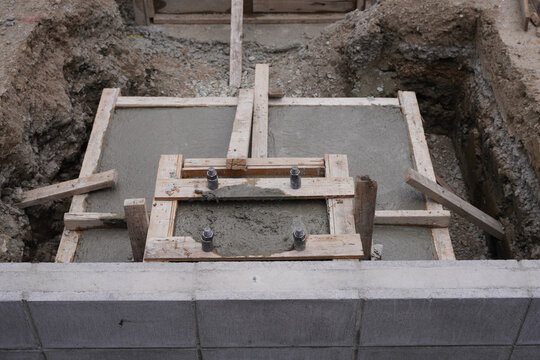 ガレージ建設用の基礎工事　建築面積30坪のガレージ用独立基礎工事