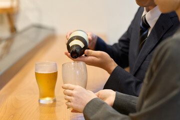 ビールを注ぐビジネスパーソンの手元