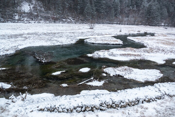 Obraz premium Jiuzhai Valley National Park in Sichuan Province in southwestern China, is a UNESCO world natural and cultural site. As the world's most beautiful national park, it features unique waterfalls, color