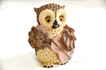 ギターを弾くフクロウの石膏オブジェ