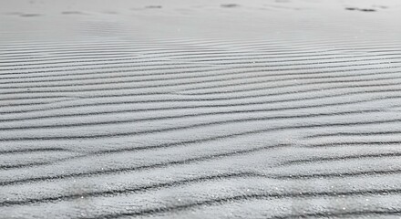 Obraz premium Textura de arena, color beige, patrón ondulado, luz natural, primer plano, ambiente de playa, superficie lisa, granos finos, ambiente veraniego, tonos neutros