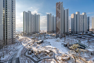 넓고 아름다운 정원이 보이는 고층아파트 단지의 설경, 충청북도 청주시에 위치-A snowy scene of a high-rise apartment complex with a spacious and beautiful garden, located in Cheongju, Chungcheongbuk-do © Beautiful Korea