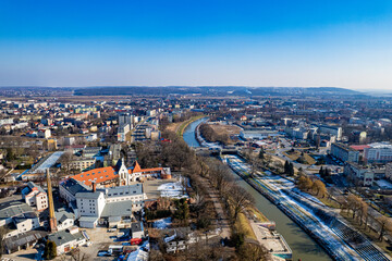 Fototapeta premium Racibórz miasto na Śląsku w Polsce. Panorama z lotu ptaka w zimie. Rzeka Odra w Raciborzu.