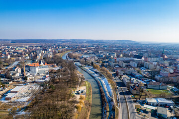 Racibórz miasto na Śląsku w Polsce. Panorama z lotu ptaka w zimie. Rzeka Odra w Raciborzu.
