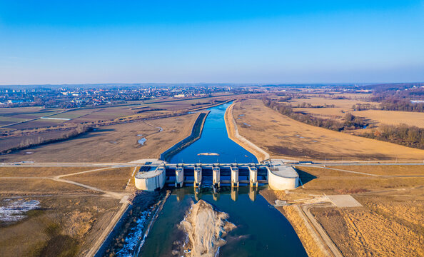 Polder Racib&oacute;rz, suchy zbiornik przeciwpowodziowy z zaporą spustowo-przelewową. Panorama z lotu ptaka