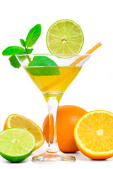 Cytrusowy koktajl drink w kieliszku, obok limonka pomarańcza  © Paweł Kacperek