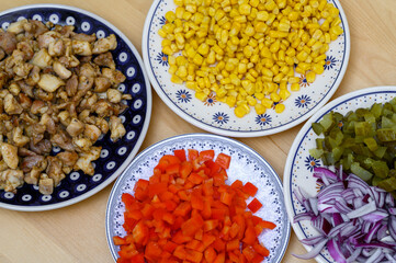 Kolorowe warzywa i mięso z kurczaka na talerzach, zdrowa żywność 