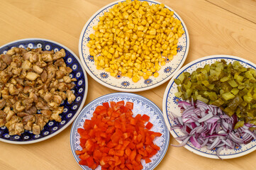 Świeże składniki na sałatkę leżą na talerzach na stole, zdrowa dieta © Paweł Kacperek