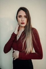 Chica joven con pelo largo tomando café y tortitas en cafetería estilo cozy