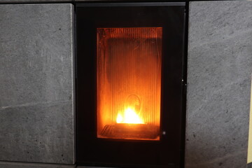 Pelletsofen mit gro&szlig;er Flame