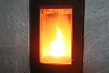 Pelletsofen mit kleiner Flamme