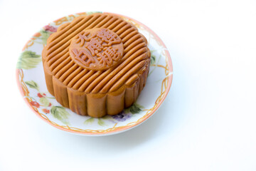 Round shape moon cake, The characters on the mooncake are 