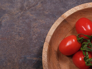 ciotola in legno con pomodori, spazio per testo