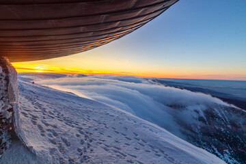 Zachód słońca w górach Karkonosze na Śnieżce w chmurach, zachodzące słońce. © krzys ser