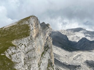 Rocky alpine peaks above Lake Melchsee or Melch Lake in the Uri Alps mountain massif, Kerns - Canton of Obwalden, Switzerland (Kanton Obwald, Schweiz)