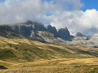 Rocky alpine peaks above Lake Melchsee or Melch Lake in the Uri Alps mountain massif, Kerns - Canton of Obwalden, Switzerland (Kanton Obwald, Schweiz)