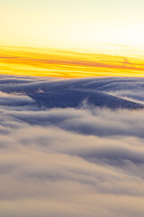 Chmury przy zachodzie słońca w polskich górach. Karkonosze, Śnieżka