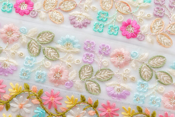パステルカラーのインド刺繍リボンの背景