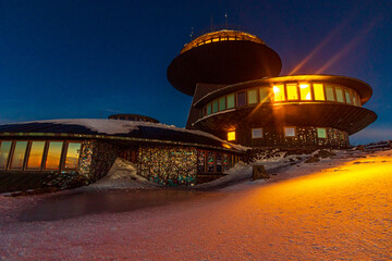 Obserwatorium Meteorologiczne Śnieżka w polskie góry Karkonosze o zachodzie słońca.