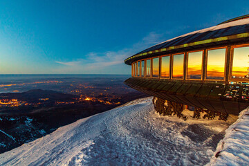 Obserwatorium Meteorologiczne Śnieżka w polskie góry Karkonosze o zachodzie słońca. © krzys ser