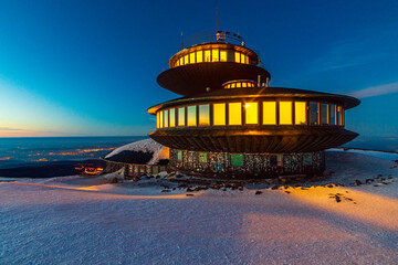 Obserwatorium Meteorologiczne Śnieżka w polskie góry Karkonosze o zachodzie słońca. © krzys ser