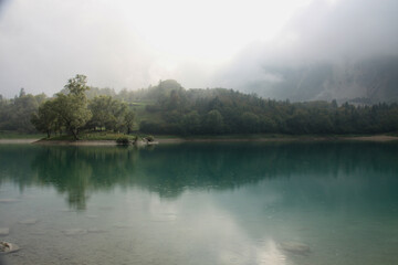 l'acqua blu del Lago di Tenno in Trentino sotto la pioggia