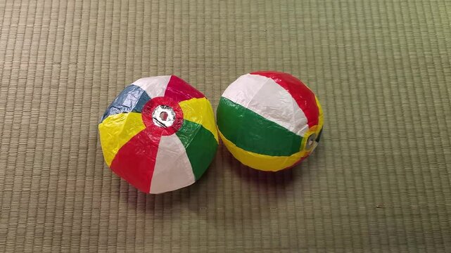 畳に置いた紙風船 右側から投げ入れる