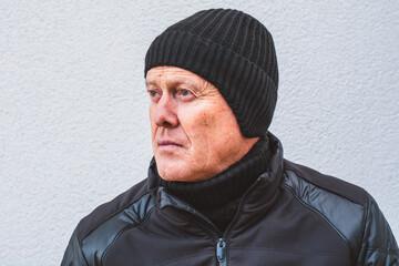 Schwarz gekleideter Mann mit Mütze