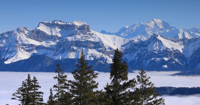 Grand soleil sur les sommets de la La Tournette et du Massif du Mont-Blanc en saison d'hiver