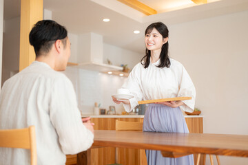 Fototapeta premium 夫にコーヒーを出す妻