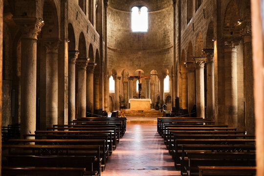 Navata di una chiesa cristiana illuminata dalla luce del sole.