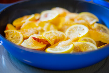 レモンとりんごを煮る