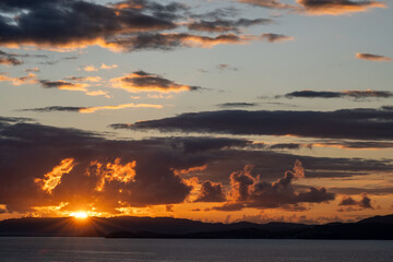 Naklejka premium Ein spektakulärer Sonnenaufgang vor der Küste von Martinique - Fort de France
