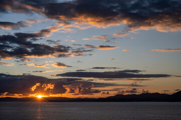 Ein spektakulärer Sonnenaufgang vor der Küste von Martinique - Fort de France