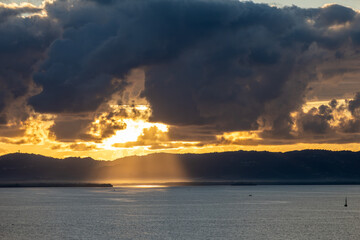 Ein spektakulärer Sonnenaufgang vor der Küste von Martinique - Fort de France