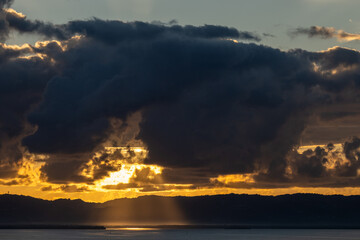 Ein spektakulärer Sonnenaufgang vor der Küste von Martinique - Fort de France
