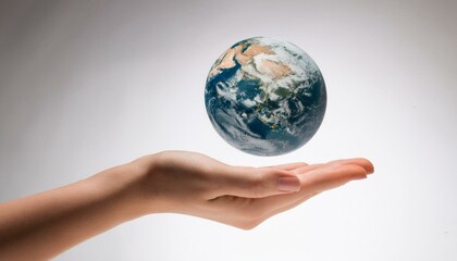 거대한 손 위에 떠 있는 작은 지구