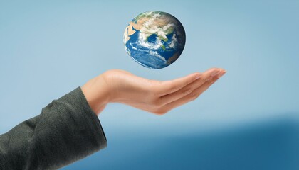 거대한 손 위에 떠 있는 작은 지구