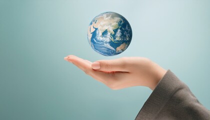 거대한 손 위에 떠 있는 작은 지구