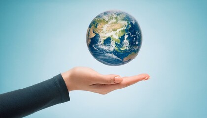 거대한 손 위에 떠 있는 작은 지구