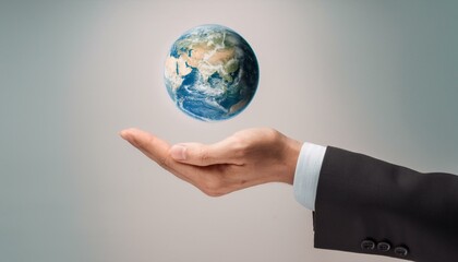거대한 손 위에 떠 있는 작은 지구