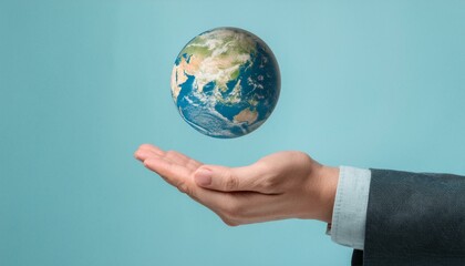 거대한 손 위에 떠 있는 작은 지구