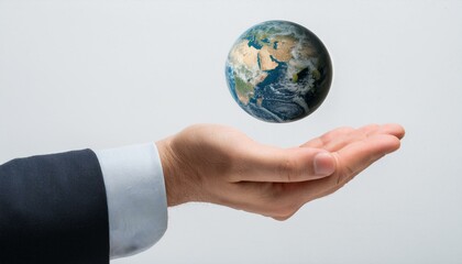 거대한 손 위에 떠 있는 작은 지구