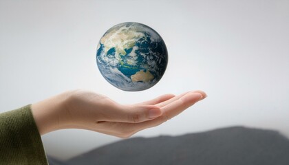 거대한 손 위에 떠 있는 작은 지구