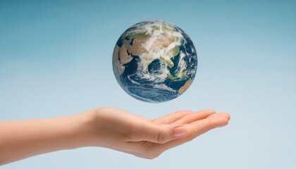 거대한 손 위에 떠 있는 작은 지구