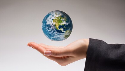 거대한 손 위에 떠 있는 작은 지구