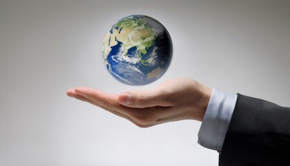 거대한 손 위에 떠 있는 작은 지구